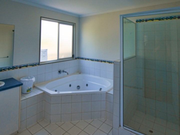 Busselton Holiday Village - Chalet Bathroom