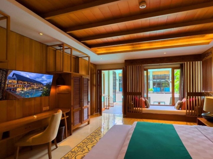 Luxe Lagoon