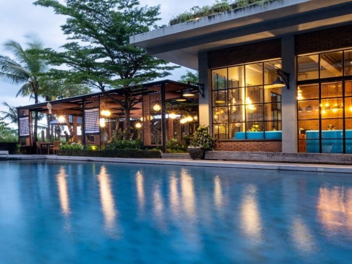 Luxe Lagoon